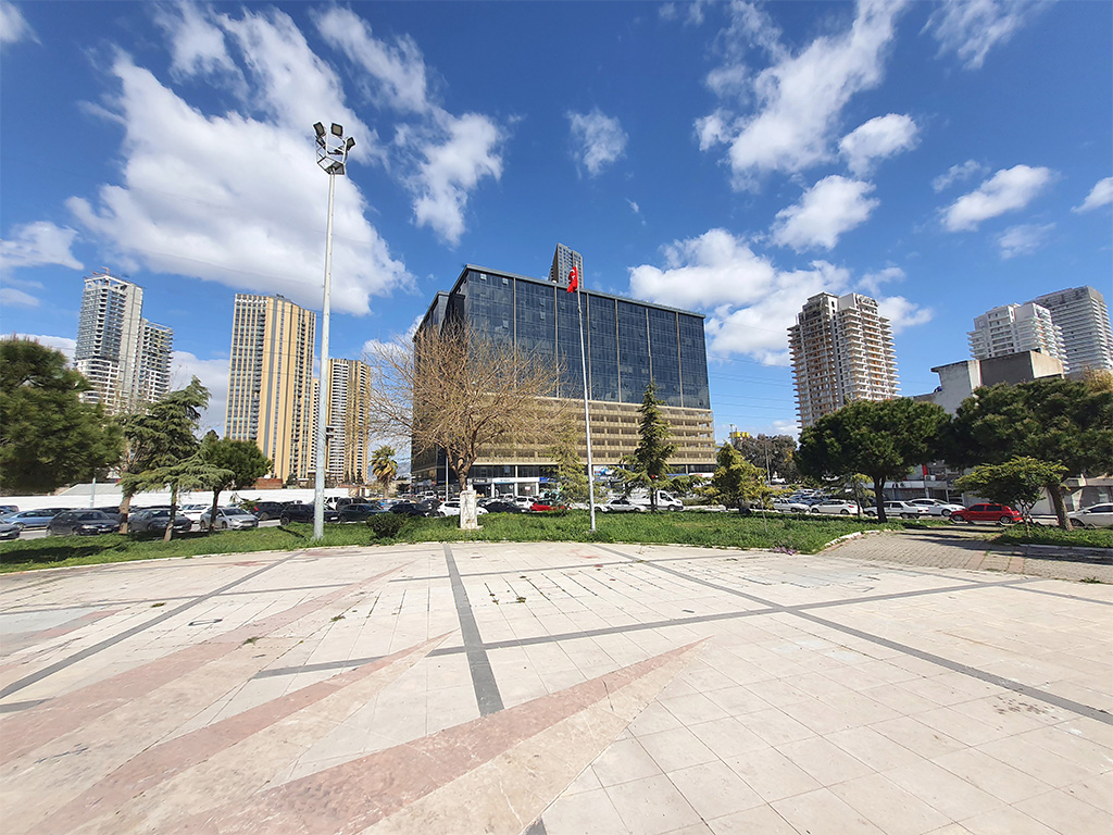 İzmir Gıda Çarşısında 1+0 Köşe Konum Deniz Manzaralı 45 m2